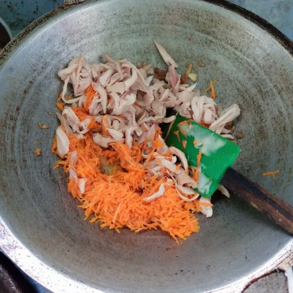 Masukkan ayam dan wortel. Masak sampai matang dan bumbu meresap, lalu cicipi rasanya.