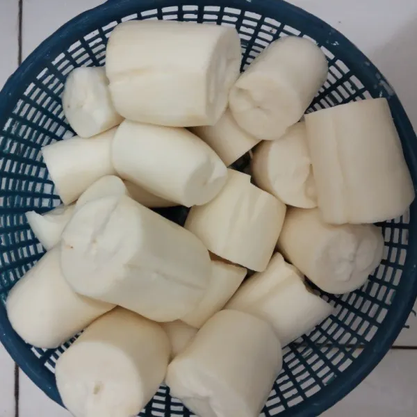 Kupas dan cuci bersih singkong. Lalu potong-potong sesuai selera.