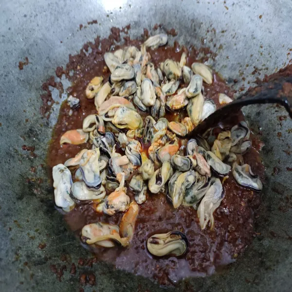 Kemudian masukkan kerang hijau, aduk rata.