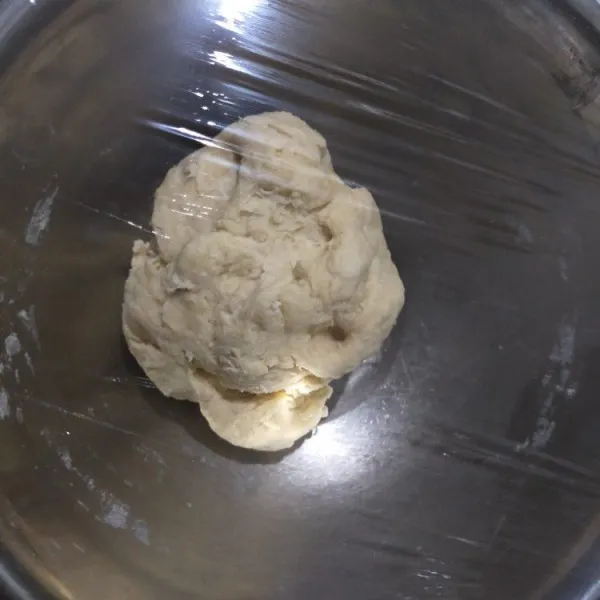 Tutup plastik wrap, lalu diamkan selama 15 menit.
