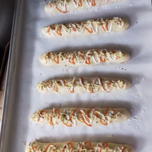 Setelah 1 jam panaskan oven pada suhu 190'C. Olesi dengan susu cair dan beri bahan topping. Lalu panggang kurang lebih selama 15-17 menit atau sampai matang. Sesuaikan dengan oven masing-masing.