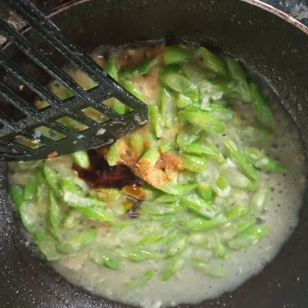 Tambahkan sedikit air, kaldu bubuk, saus tiram, dan garam, lalu aduk rata. Masak hingga buncis matang.