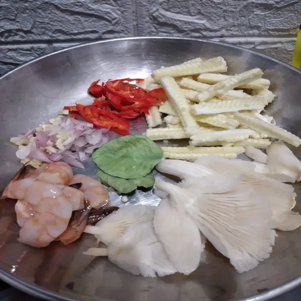 Siapkan bahan bahan, iris duo bawang dan cabe merah, cuci dan suwir jamur tiram, cuci dan potong memanjang jagung muda.