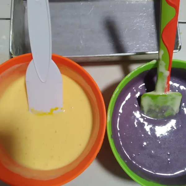 Bagi dua adonan, kemudian beri pasta talas dan pewarna kuning pada sebagian adonan, aduk hingga rata.