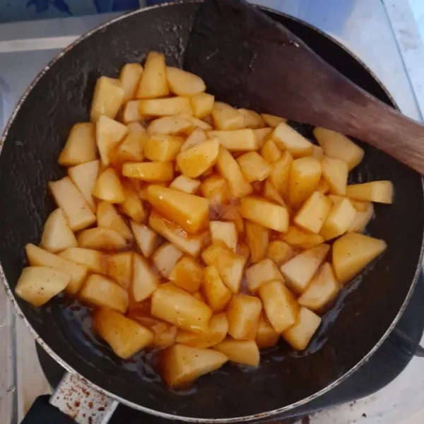 Masak dalam wajan anti lengket hingga gula larut dan air menyusut, tambahkan perasan jeruk nipis, margarin, dan larutan maizena. Masak hingga mengental.