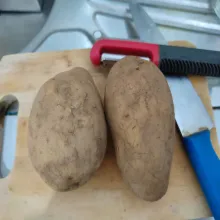 Siapkan 2 buah kentang ukuran sedang.