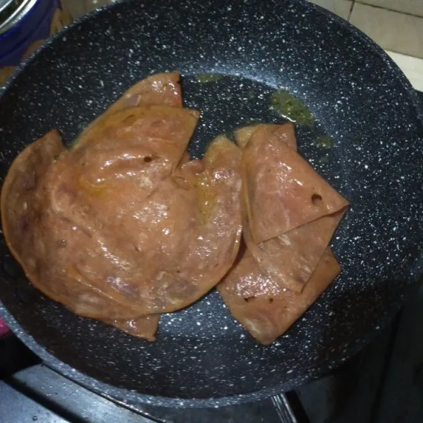 Tumis smoked beef hingga berubah warna, lalu iris-iris.