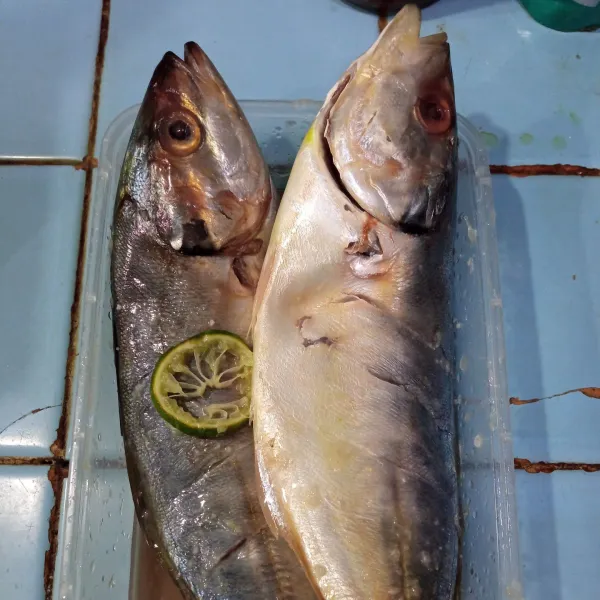 Bersihkan ikan, beri perasan air jeruk nipis, kerat-kerat badannya, diamkan selama 10 menit, lalu sisihkan.
