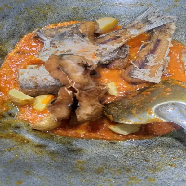 Setelah air mendidih, masukkan ikan dan bumbu pelengkap, aduk-aduk rata dan koreksi rasa.
Angkat dan sajikan.