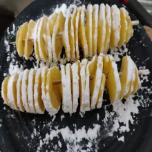 Campurkan tepung maizena dengan garam, lalu taburi kentang dengan tepung maizena dan balurkan hingga rata.