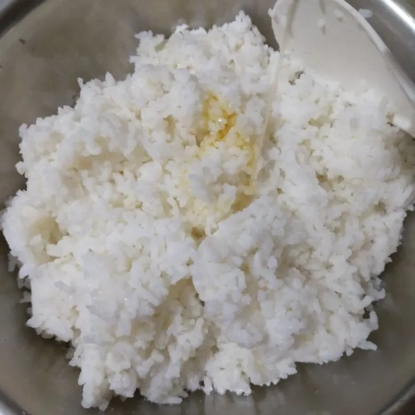 Masak nasi sesuai dengan jenis beras hingga matang. Setelah matang campur dengan garam dan minyak wijen. Lalu dinginkan.
