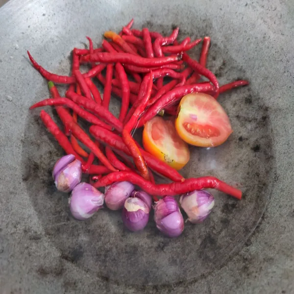 Rebus bawang merah, tomat dan cabai hingga layu, angkat dan kemudian tiriskan.