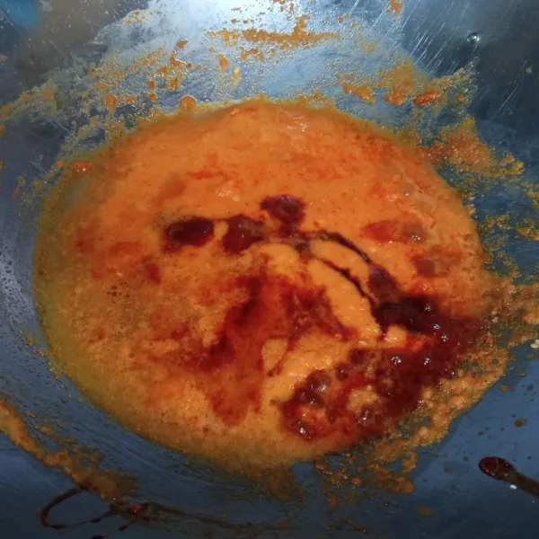 Tambahkan kecap manis dan tuang air, aduk hingga mendidih.