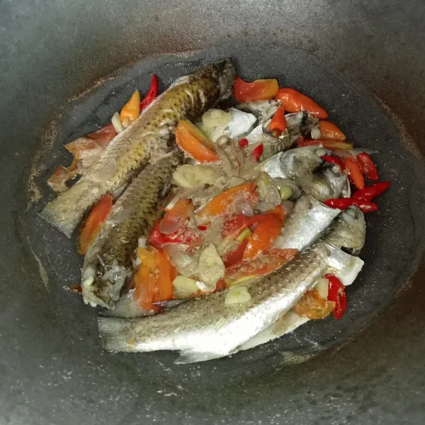 Masak hingga ikan matang, lalu cicipi rasanya dan siap untuk disajikan.