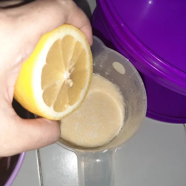 Tambahkan air lemon, lalu aduk rata. Diamkan selama 15 menit.