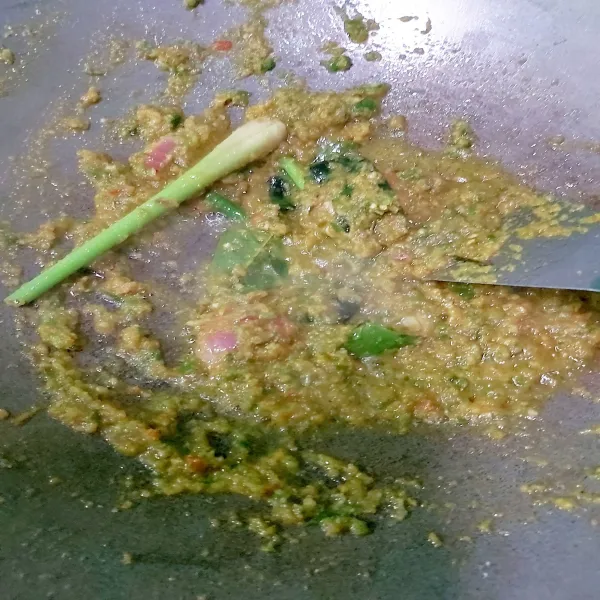 Aduk rata hingga bumbu matang.