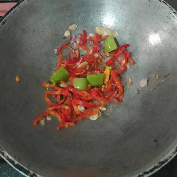 Tumis irisan bawang merah dan bawang putih lalu masukkan lengkuas geprek, daun salam, tomat dan cabai.