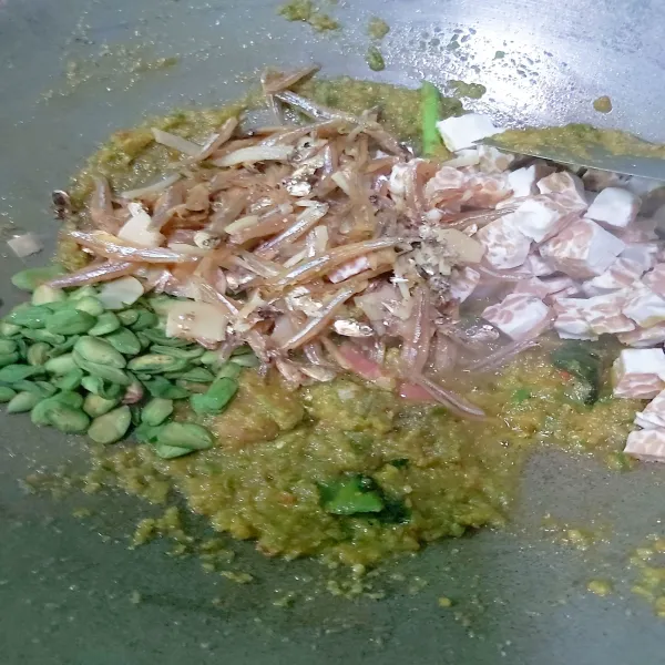 Masukkan tempe, petai, dan teri.