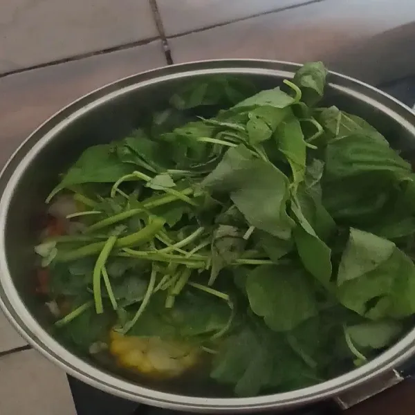 Terakhir tambahkan bayam, aduk rata. Masak selama 8 menit, sajikan.