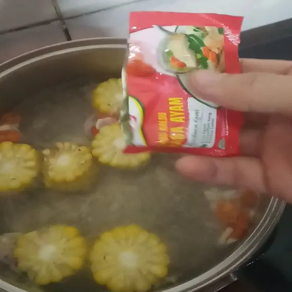 Tambahkan 1 sachet penyedap rasa ayam.