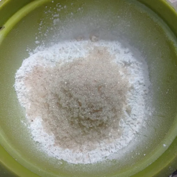 Buat kulit, masukan gula pasir, tepung ketan, tepung beras, garam dan vanili bubuk kedalam wadah, aduk rata.