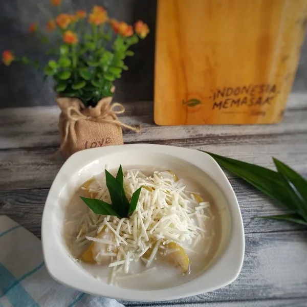 Penyajian : siapkan mangkuk, lalu tuang ubi. Kemudian tambahkan vla di atasnya dan taburi dengan keju parut.