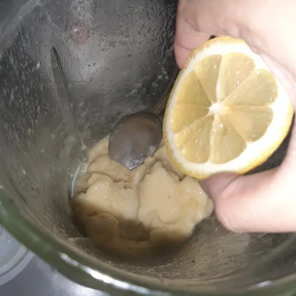 Tambahkan air lemon.