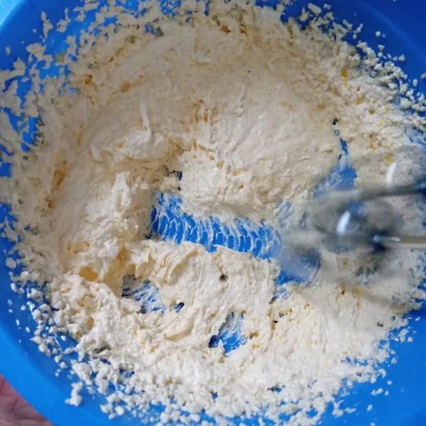 Mixer butter margarin dan gula pasir sampai mengembang.