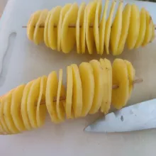 Iris kentang dengan cara melingkar, kemudian urai kentang seperti spiral.