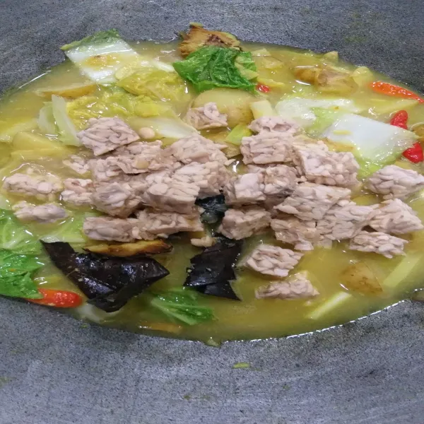 Setelah air mendidih masukkan tempe, aduk dan tunggu sampai air mendidih.