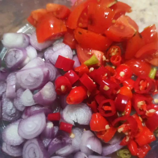 Bersihkan bawang merah, tomat, cabai rawit, dan cabai merah keriting. Potong kecil-kecil.