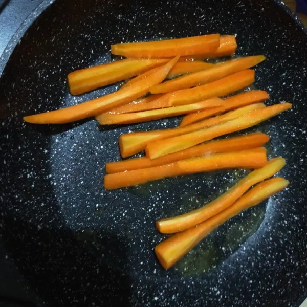 Tumis wortel hingga matang crunchy, lalu beri sedikit garam saat menumis.