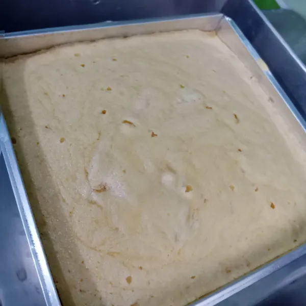 Tuang di loyang yang sudah di olesi margarin. Oven sampai matang. Sesuaikan dengan oven masing-masing.