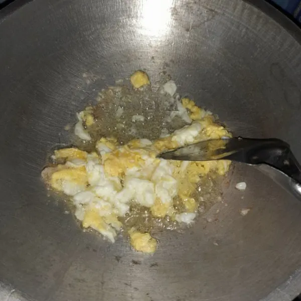 Panaskan minyak goreng, lalu goreng telur dan buat orak-arik.
