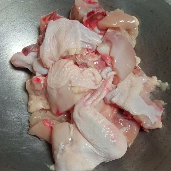 Potong-potong ayam, kemudian cuci bersih ayam.
