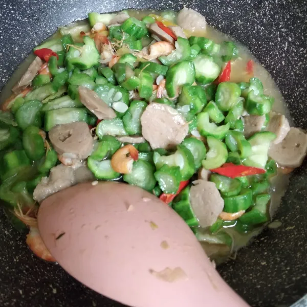 Masak sampai berair dan oyong matang serta bumbu meresap. Kemudian angkat dan sajikan.