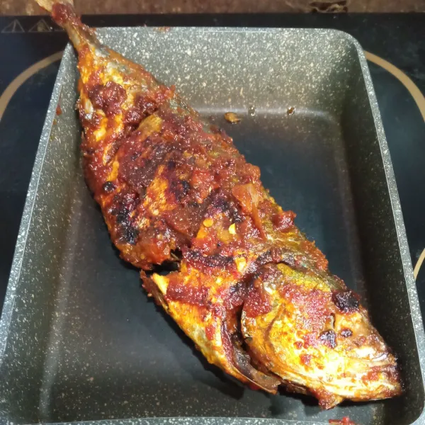 Panaskan teflon, lalu bakar ikan hingga wangi dan merata kedua sisinya. Setelah matang, lalu sajikan.