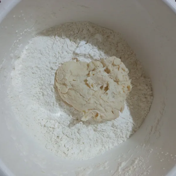 Siapkan wadah, masukkan tepung terigu, tepung tapioka, gula pasir, baking powder, dan garam, lalu aduk rata. Lalu masukkan bahan A.