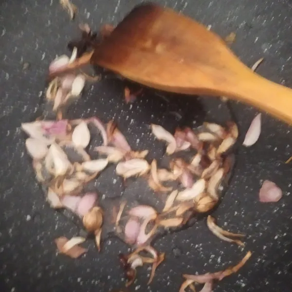 panaskan minyak goreng, lalu tumis kapulaga, kayu manis, bunga Lawang, dan cengkeh sampai harus. Laku tambahkan bawang, tumis sampai golden brown
