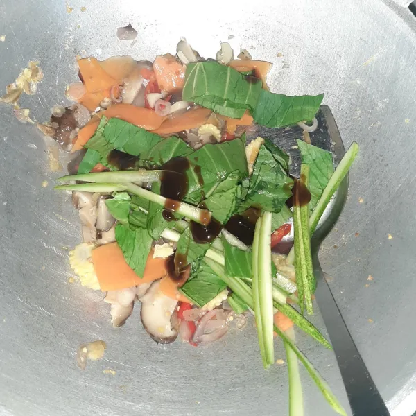 Ketika air mulai menyusut, tambahkan pakcoy dan timun. Lalu beri bumbu minyak wijen, saus tiram, garam, dan kaldu jamur.
