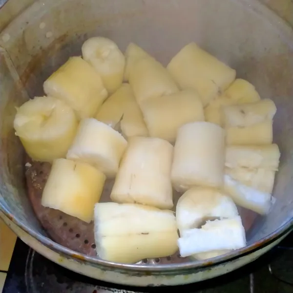 Kukus singkong sekitar 20 menit, lalu angkat.