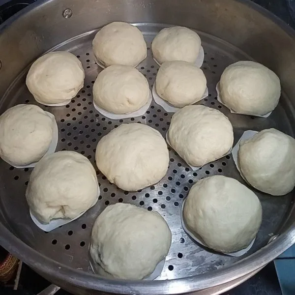 Panaskan panci kukusan, kukus bakpao selama 20 menit. Setelah matang, lalu sajikan.