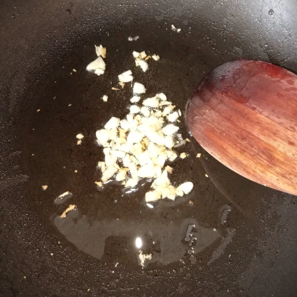 Tumis bawang putih cincang hingga wangi