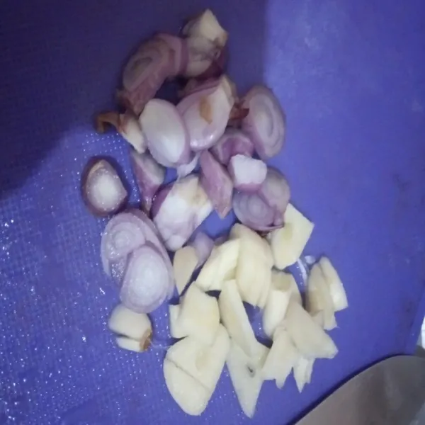 Iris bawang merah dan bawang putih.