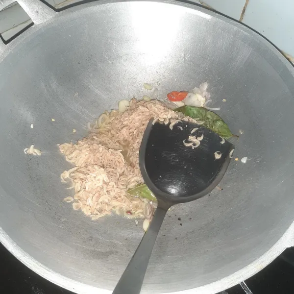 Lanjutkan dengan tumis rebon dan daun salam.