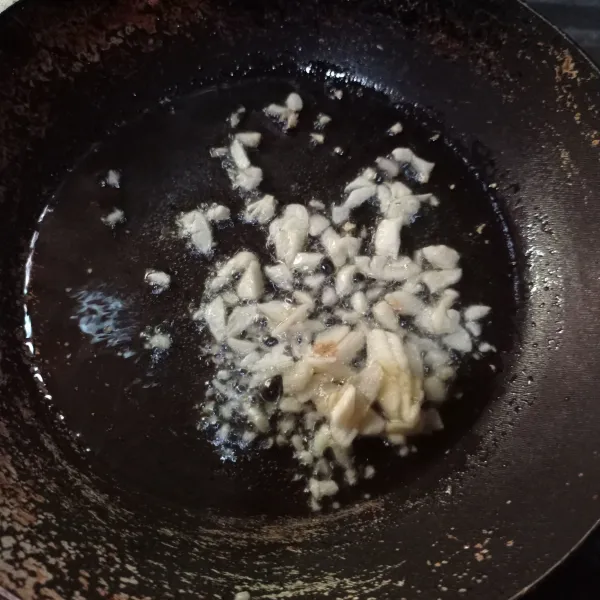 Buat minyak bawang, tumis bawang putih cincang dengan 3 sdm minyak, goreng sampai matang, matikan api.