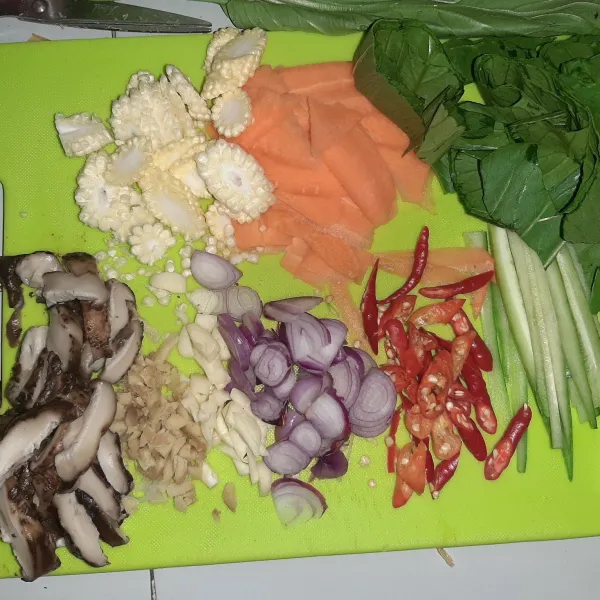 Siapkan bahan lainnya, potong-potong panjang agar sama seperti dengan mie.