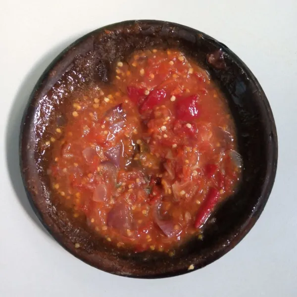 Goreng bawang merah, bawang putih, cabai merah, cabai rawit, dan tomat sampai layu. Kemudian uleg bersama gula merah, garam, gula pasir, dan terasi sampai halus.