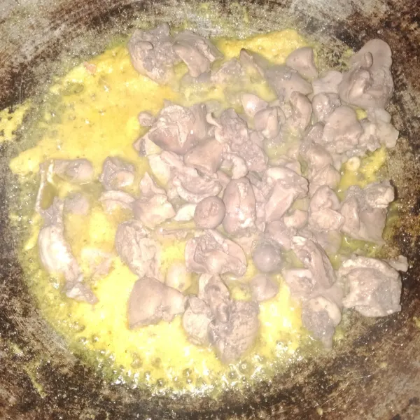 Setelah bumbu matang, lalu masukkan ati ampela, aduk sebentar.