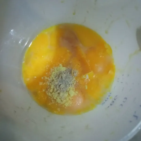 Kocok telur bersama garam, kaldu bubuk serta merica.